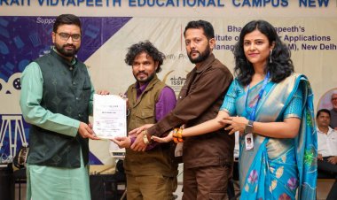 Director Altaf Sheikh honored by Delhi's International Silver Screen Festival and Bharati Vidyapeeth. Best Director Award presented for the film "Karmayogi Abasaheb."